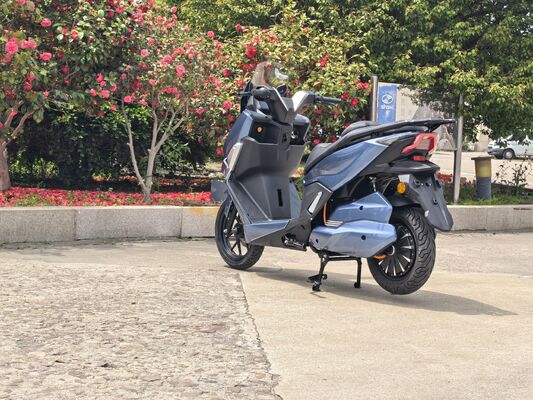 High-speed electric motorcycle, urban electric motorcycle, with a top speed of 80 km/h. Electric motorcycle.