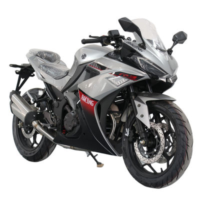 Les tramways à moto de 400 cc sont cool et bon marché dans une variété de couleurs.